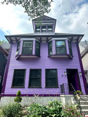 A new color scheme gives this house the Wow factor it deserves!